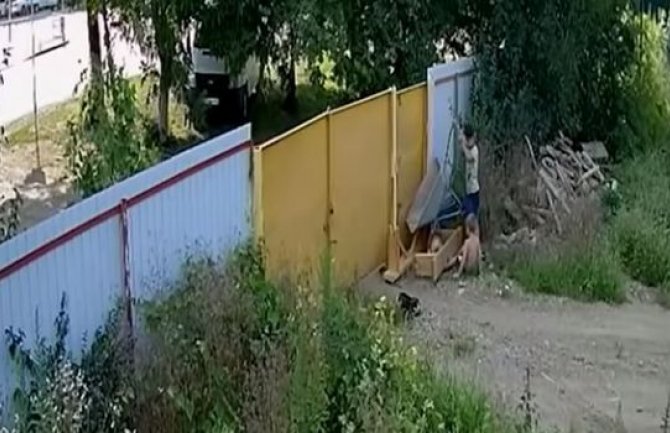 Pogledajte snimak dječaka koji su pokušali da ukradu građevinska kolica (VIDEO)