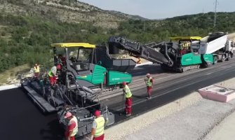 Prvi metri asfalta na autoputu Bar-Boljare (VIDEO)