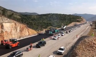 Na 500 metara auto-puta 950 tona asfalta (VIDEO)