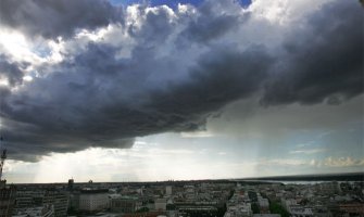 Oblačno, mjestimično kiša