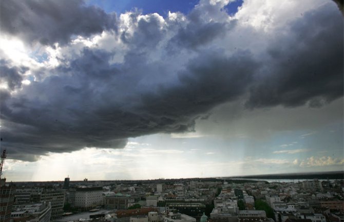 Oblačno, mjestimično kiša