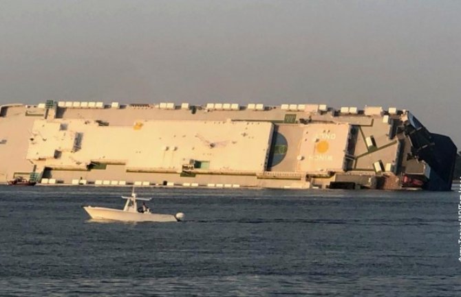 SAD: Teretni brod se prevrnuo i zapalio, potraga za nestalima (VIDEO)