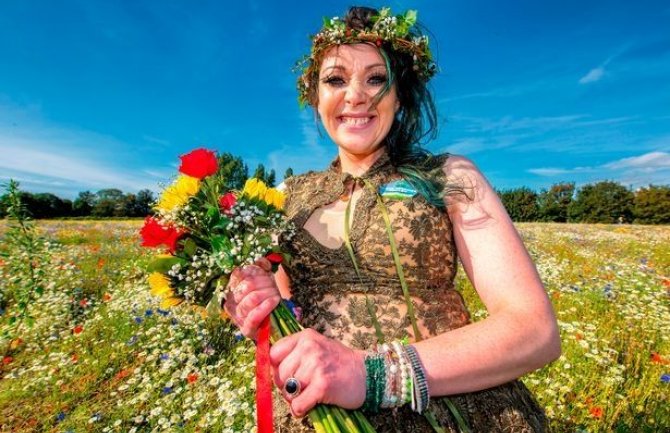 Velika Britanija: Majka dvoje djece se udala za drvo