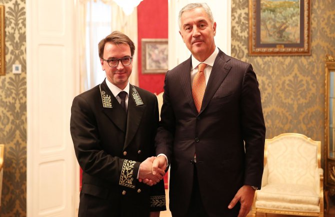 Rusi i Crnogorci zaslužuju bolje odnose