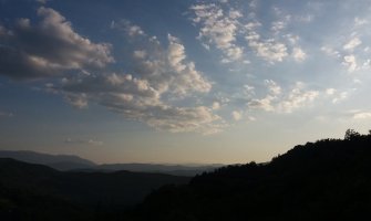 Promjenljivo oblačno sa suncem, tokom noći kiša