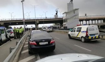 Čovjek u Kijevu prijeti da će raznijeti most, pucao i na policiju(FOTO)(VIDEO)