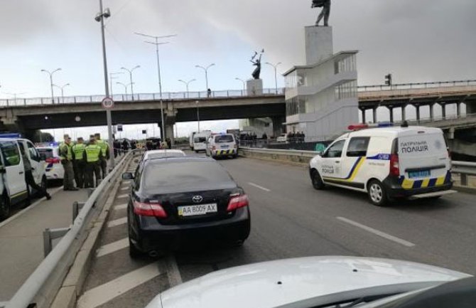 Čovjek u Kijevu prijeti da će raznijeti most, pucao i na policiju(FOTO)(VIDEO)