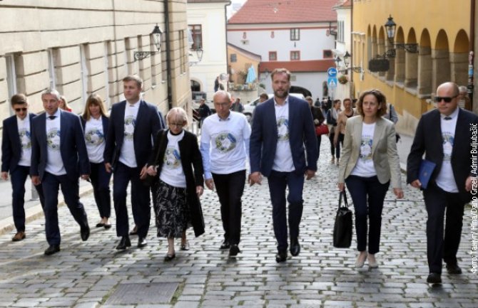 Hrvatski ministri došli pješke na sjednicu Vlade