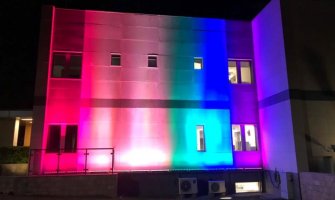 Američka ambasada večeras sija duginim bojama u čast Parade ponosa (FOTO)