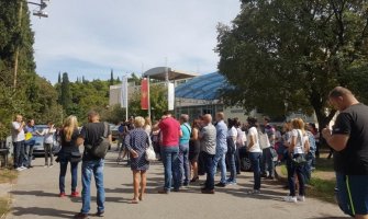 Mirno okupljanje prosvjetara: Loš materijalni položaj i brojni problemi