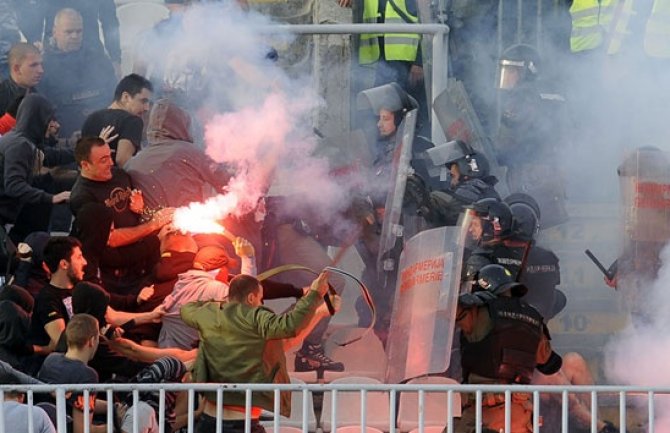 Incident na stadionu: Sukob navijača Zvedze i policije na tribinama (VIDEO)