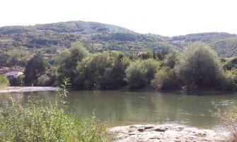 Promjenljivo oblačno sa sunčanim intervalima, ponegdje slaba kiša