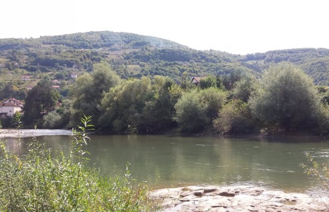 Promjenljivo oblačno sa sunčanim intervalima, ponegdje slaba kiša