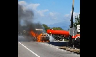 Na putu Podgorica - Bar izgorio automobil(VIDEO)