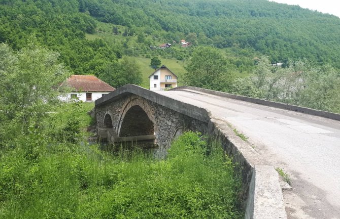 Bjelopoljac osnovcima u rodnom selu obezbijedio besplatne obroke  do kraja polugodišta