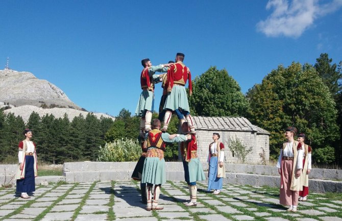 Crnogorsko oro na gumnu ispred Crkve Sv. Preobraženja na Ivanovim koritima