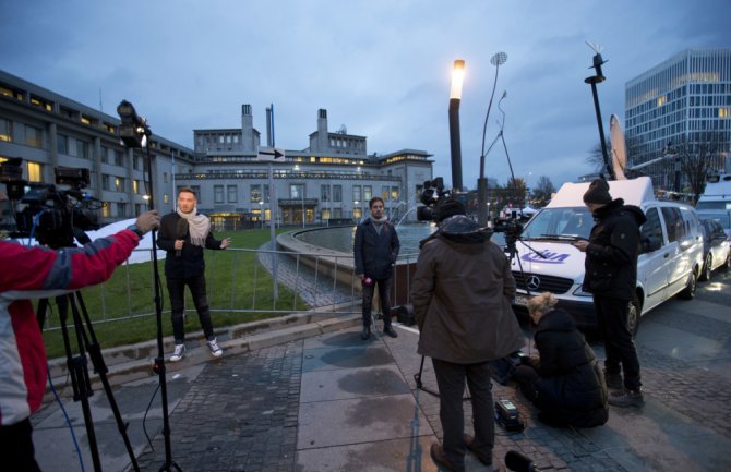 Holandija paralisana: Farmeri traktorima idu u Hag, planiraju demonstracije (VIDEO)