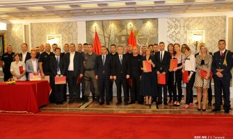 Nuhodžić i  Veljović uručili nagrade službenicima za izuzetne rezultate: Nastavite posvećeno da radite