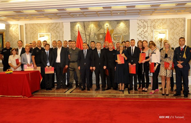 Nuhodžić i  Veljović uručili nagrade službenicima za izuzetne rezultate: Nastavite posvećeno da radite