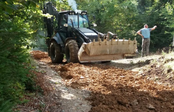 Vojska Crne Gore pruža pomoć u sanaciji puteva u Bijelom Polju