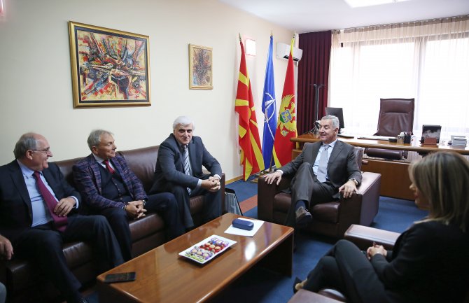 Đukanović sa Crnogorcima u Makedoniji: Iseljeničke zajednice čine važan most svake saradnje