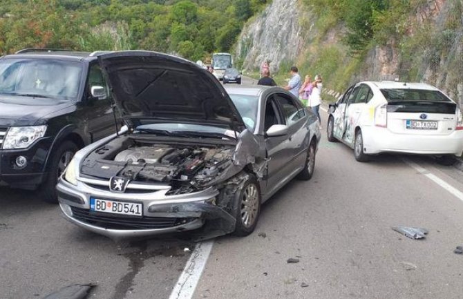 Sudar tri vozila u Reževićima, saobraćaj obustavljen