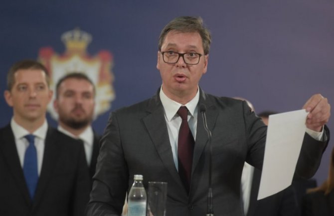 Pogledajte kako Vučić prevodi albanski dokument na srpski (VIDEO)