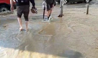 Zbog pucanja vodovodne cijevi stvorila se ogromna rupa koja je progutala automobil (VIDEO)