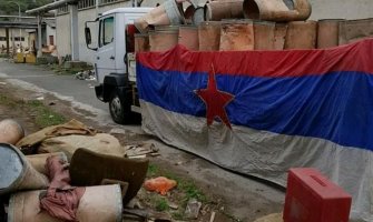 Bijelo Polje: U nekadašnjoj zgradi Vunarskog kombinata izvučena velika zastava