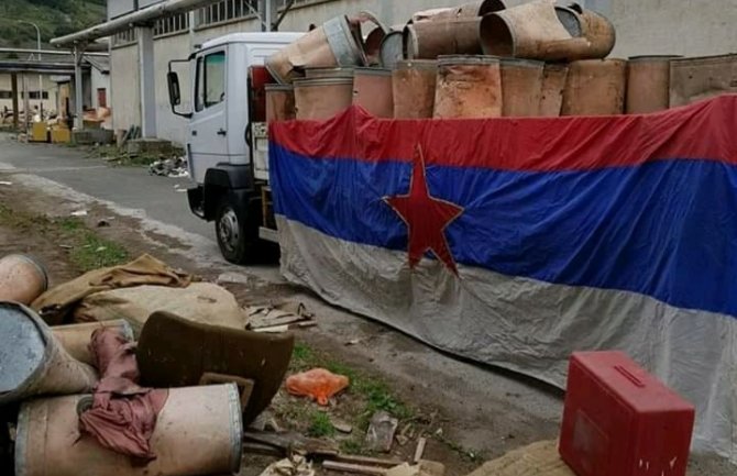 Bijelo Polje: U nekadašnjoj zgradi Vunarskog kombinata izvučena velika zastava