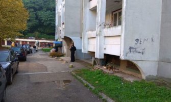 Tuzla: Ubio suprugu, pa aktivirao bombu kojom je usmrtio sebe i ranio dijete