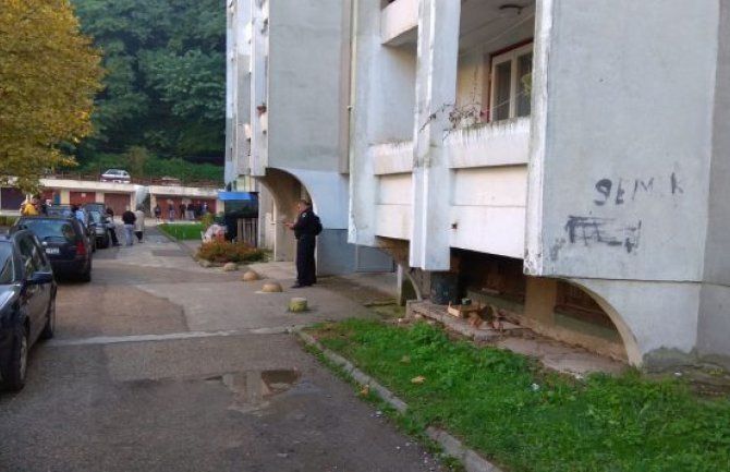 Tuzla: Ubio suprugu, pa aktivirao bombu kojom je usmrtio sebe i ranio dijete