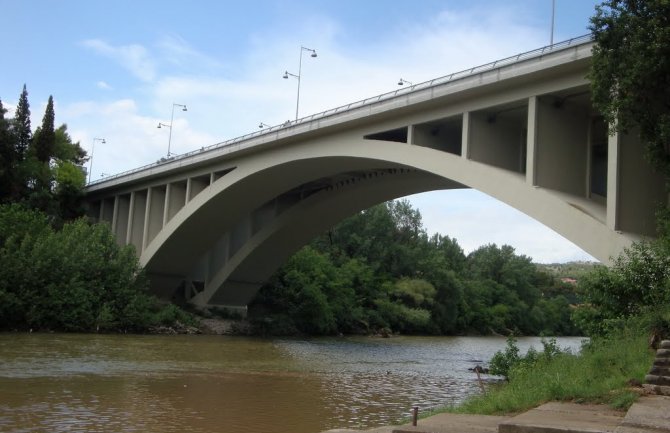 PG: Nakon višesatnih pregovora muškarac koji je skočio sa Blažovog mosta uzvučen iz vode