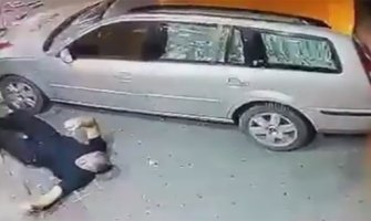 Oborio muškarca automobilom pa ga pretukao jer mu je napao sina (VIDEO)