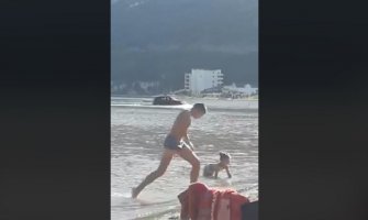 Nevjerovatan snimak: Muškarac vozio automobil u moru (VIDEO)