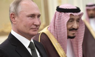 Urnebesno: Saudijski vojni bend odsvirao rusku himnu tako da je Putin jedva prepoznao(VIDEO)