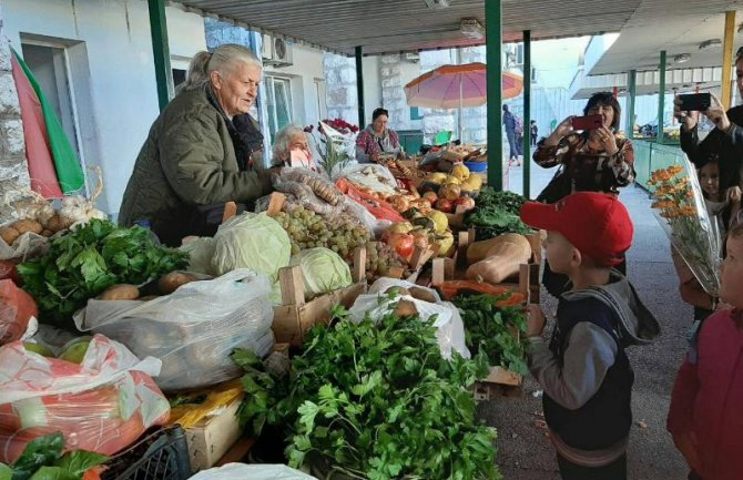 Nikšić: Djeca obišla žene koje proizvode i prodaju domaće proizvode