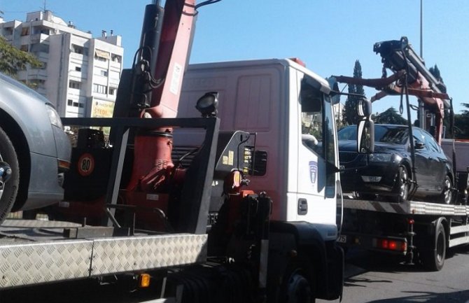 Nepropisno parkiranje u Podgorici: Dnevno se prekršajno procesuira od 15 do 20 vozila