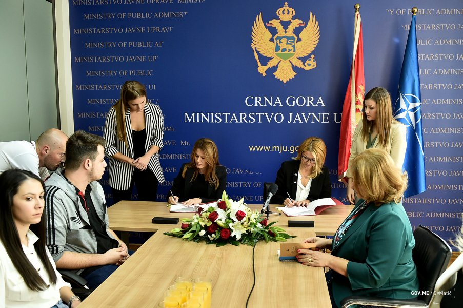 1PotpisivanjeSporazumaosaradnjiizmedjuministarstvajavneupraveisrednjeekonomskekolemirkoveovi48907899186o
