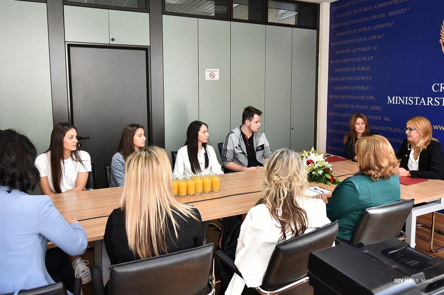 3Potpisivanjesporazumaosaradnjiizmedjuuministarstvajavneupraveisrednjeekonomskekolemirkoveovi48907898796o