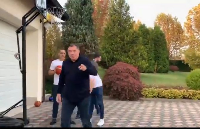 Nedjeljno popodne: Dodik na partiji basketa(VIDEO)