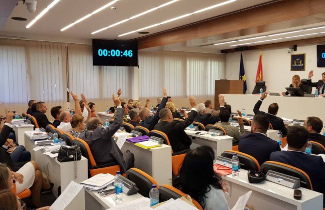 Sjednica SO Budva: Spriječen fizički obračun Krapovića i Lazovića