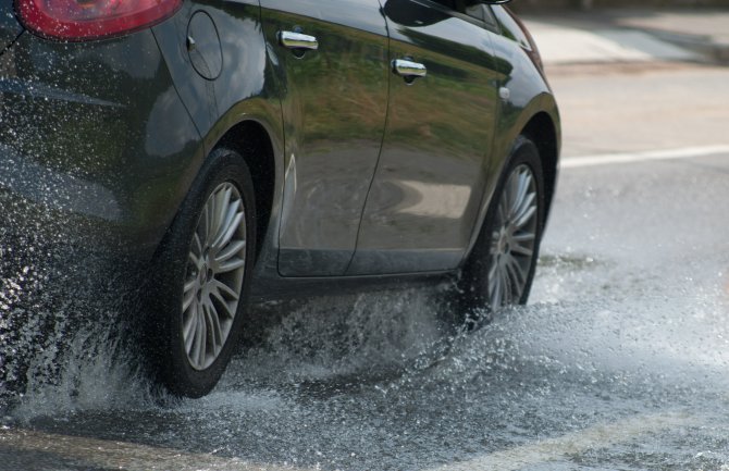 Možete ozbiljno oštetiti motor automobila ako ovo radite po kiši