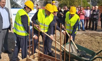 Simović položio kamen temeljac Kuće maslina: U Baru se vrijedno radi i uz podršku Vlade ide putem napretka  