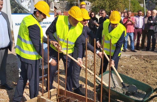 Simović položio kamen temeljac Kuće maslina: U Baru se vrijedno radi i uz podršku Vlade ide putem napretka  