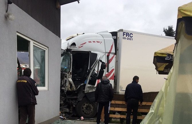 Bijelo Polje: Šleper udario u kafić, povrijeđen vozač