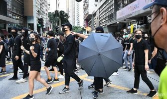 Hongkong: Policija pod punom opremom za razbijanje demonstracija, više od 3.000 ljudi u parku(VIDEO)