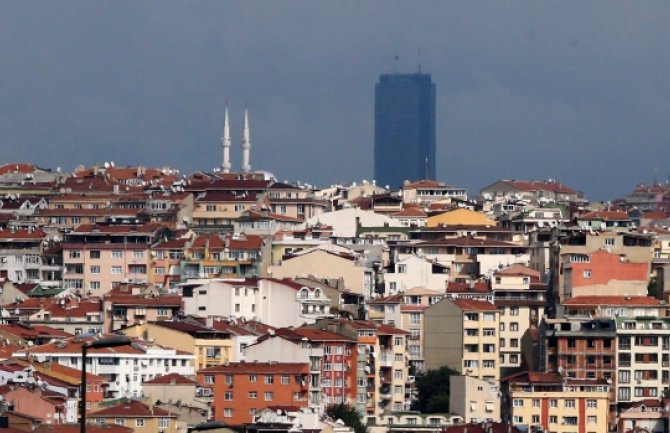 Istanbul: Autobusom uletio u ljude na stanici pa ih napao nožem