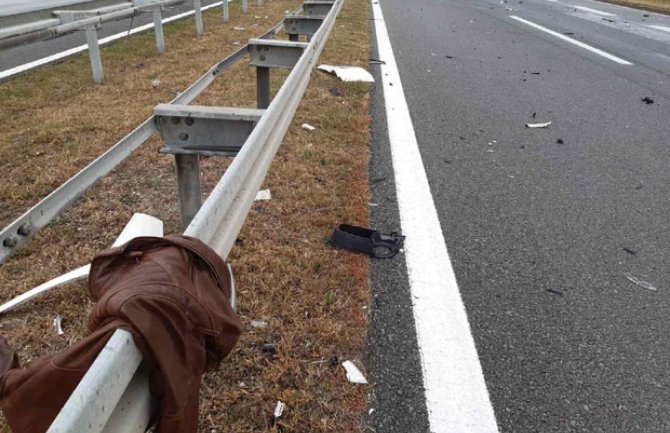 Težak udes na autoputu Beograd-Novi Sad: Poginuli baba i deka, povrijeđene unuke bliznakinje (10) i beba