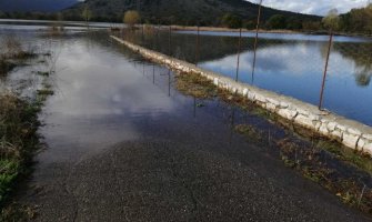 Rijeka Matica potopila put u selu Lužnica, blokirano 15 kuća